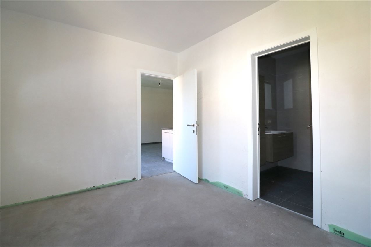 Heel recent gebouw, lift, terras, garage, 1 grote slpk. foto 15