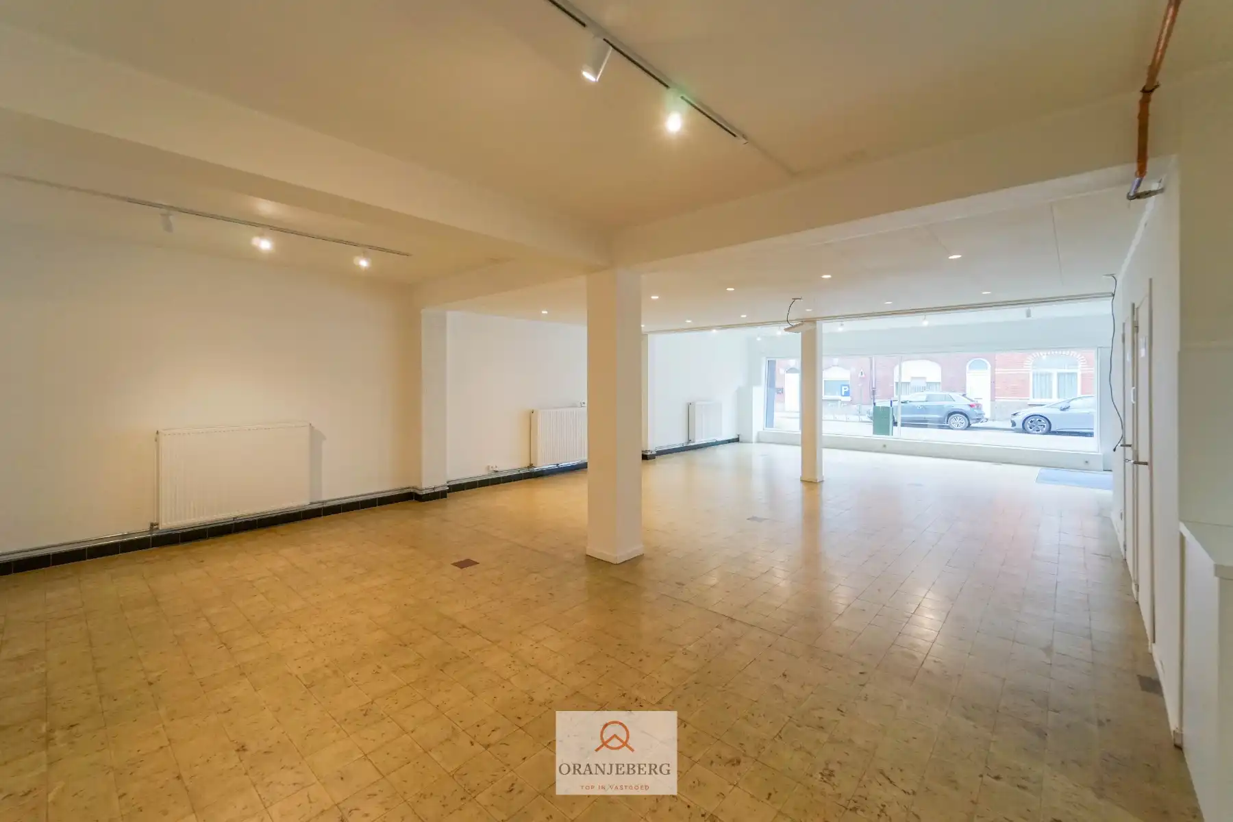 Ruim handelspand met meerdere ruimtes en parking te huur in centrum Drongen foto 4