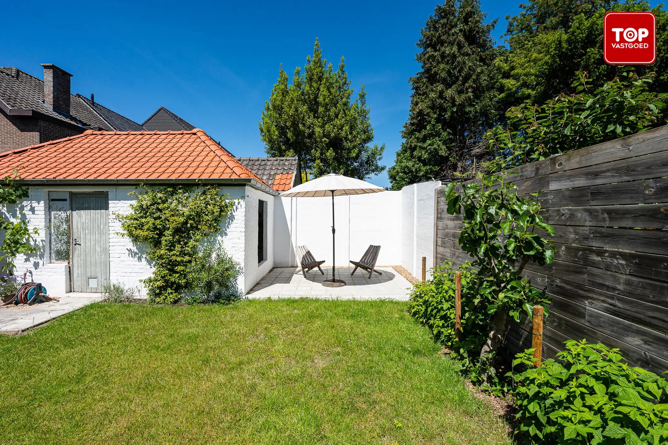 Instapkler open bebouwing in rustige straat met veel groen rondom. foto 23