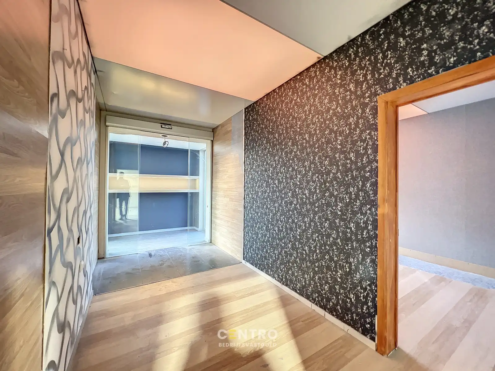 Goed gelegen OPSLAGPLAATS met BUREEL op bedrijfssite te Rumbeke. foto 10