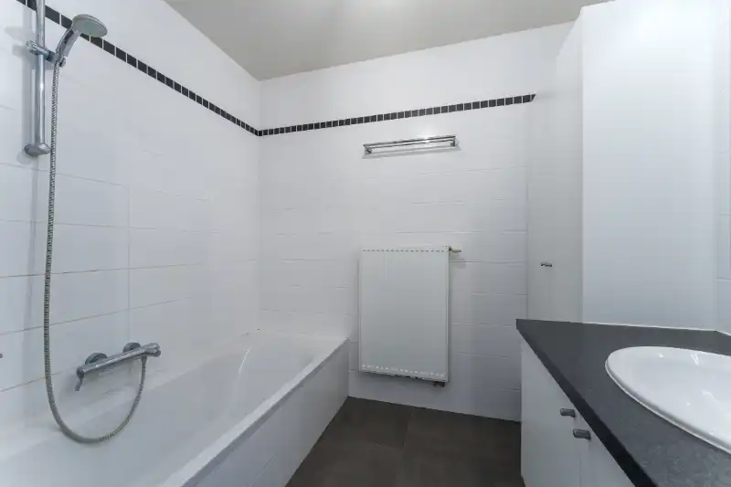 Roeselare-stadskern. Recent en prachtig tweeslaapkamerappartement gelegen op de 2de verdieping. Kleine residentie. Op wandelafstand van alles. Unieke vergezichten ! foto 10