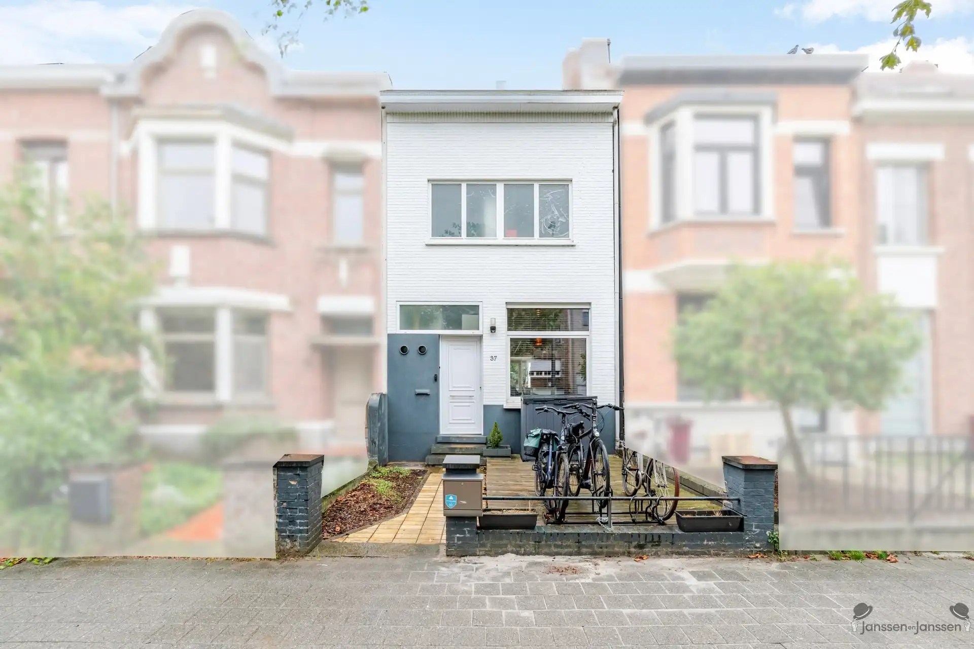 Ruime gezinswoning met gezellige tuin op centrale locatie in Schoten foto 2