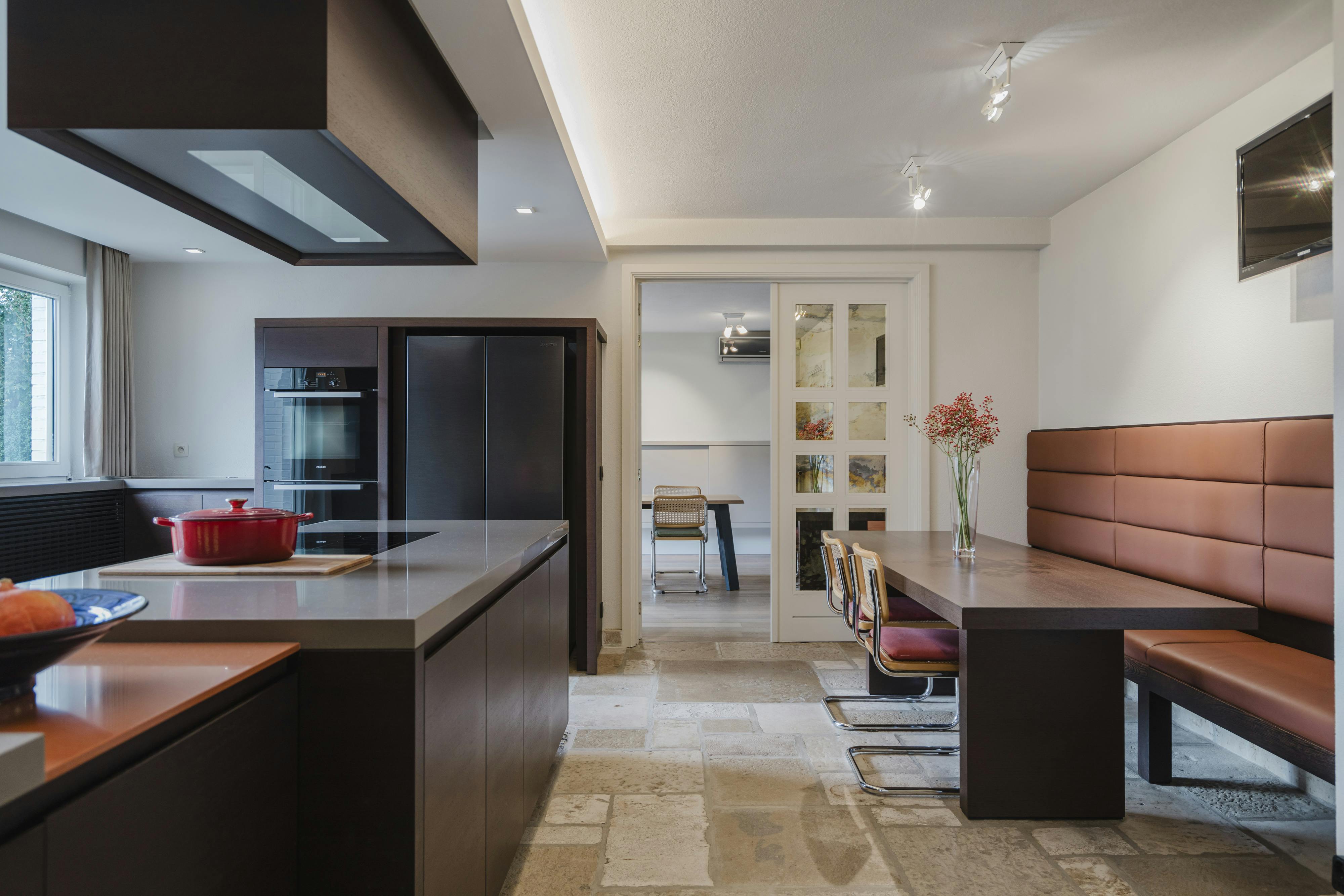 Ruime, gerenoveerde villa op 1327 m² met zuidgerichte tuin in rustige villawijk foto 9