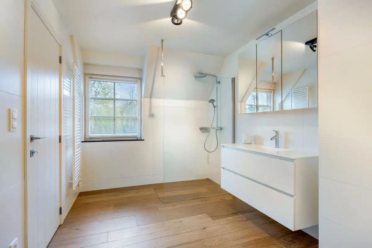 Ruim ingedeelde en kwalitatief afgewerkte villa op een mooi perceel met naastgelegen bouwgrond. foto 25