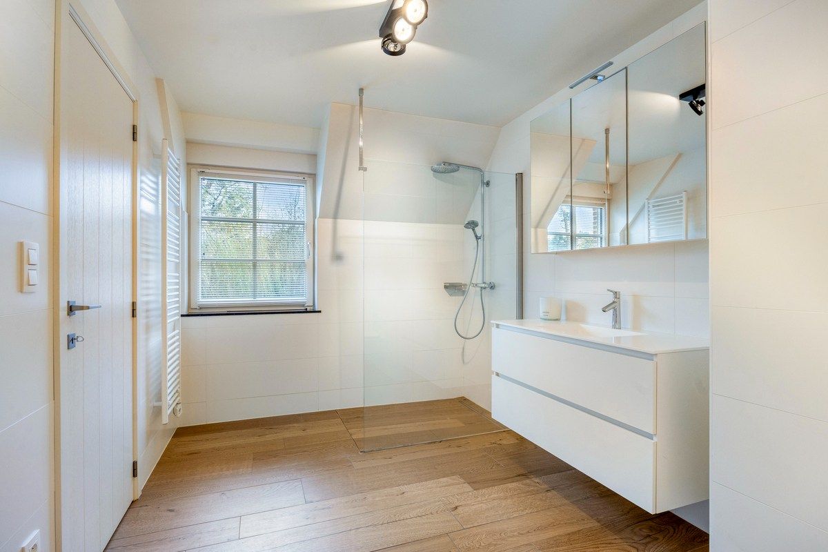 Ruim ingedeelde en kwalitatief afgewerkte villa op een mooi perceel met naastgelegen bouwgrond. foto 25