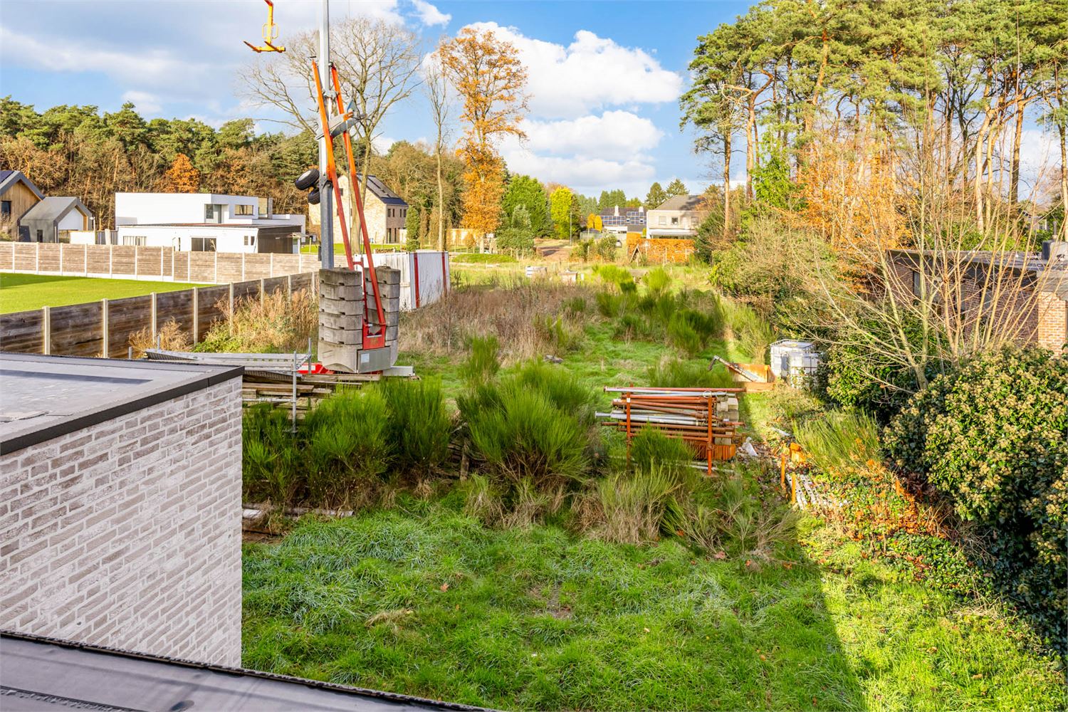 Idealis Vastgoed – Charmante CASCO+ woning met 2 tot 3 ruime slaapkamers, ruime woonkamer met open keuken, berging, achterinkom met wasruimte, badkamer en met maar liefst 18 zonnepanelen. De woning is gelegen op een rustig perceel aan de bosrand. foto 18