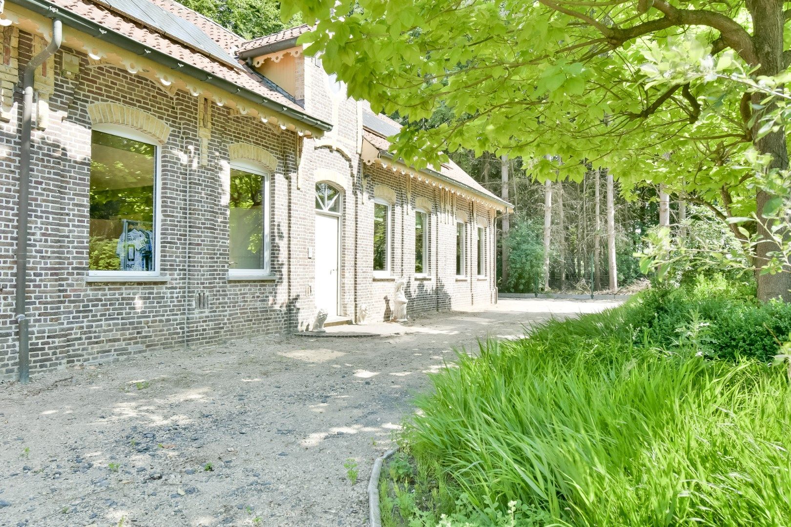 Welkom in deze charmante woning te midden van het groen in het hart van Oostkamp! foto 3