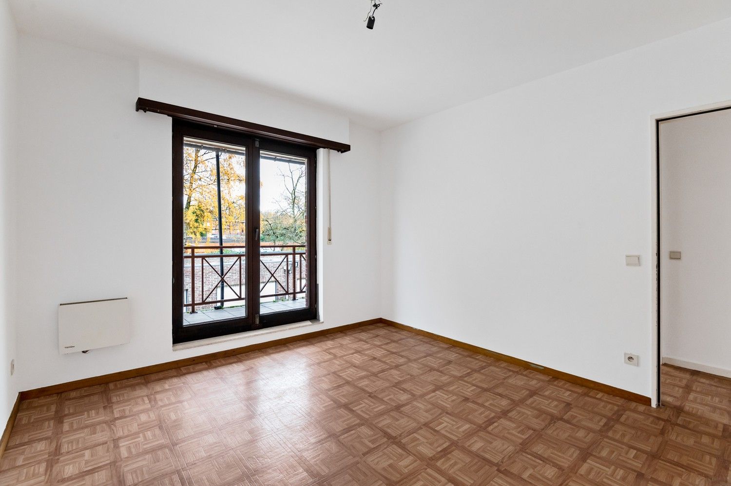 Te renoveren appartement met 3 slaapkamers en groot terras! foto 8