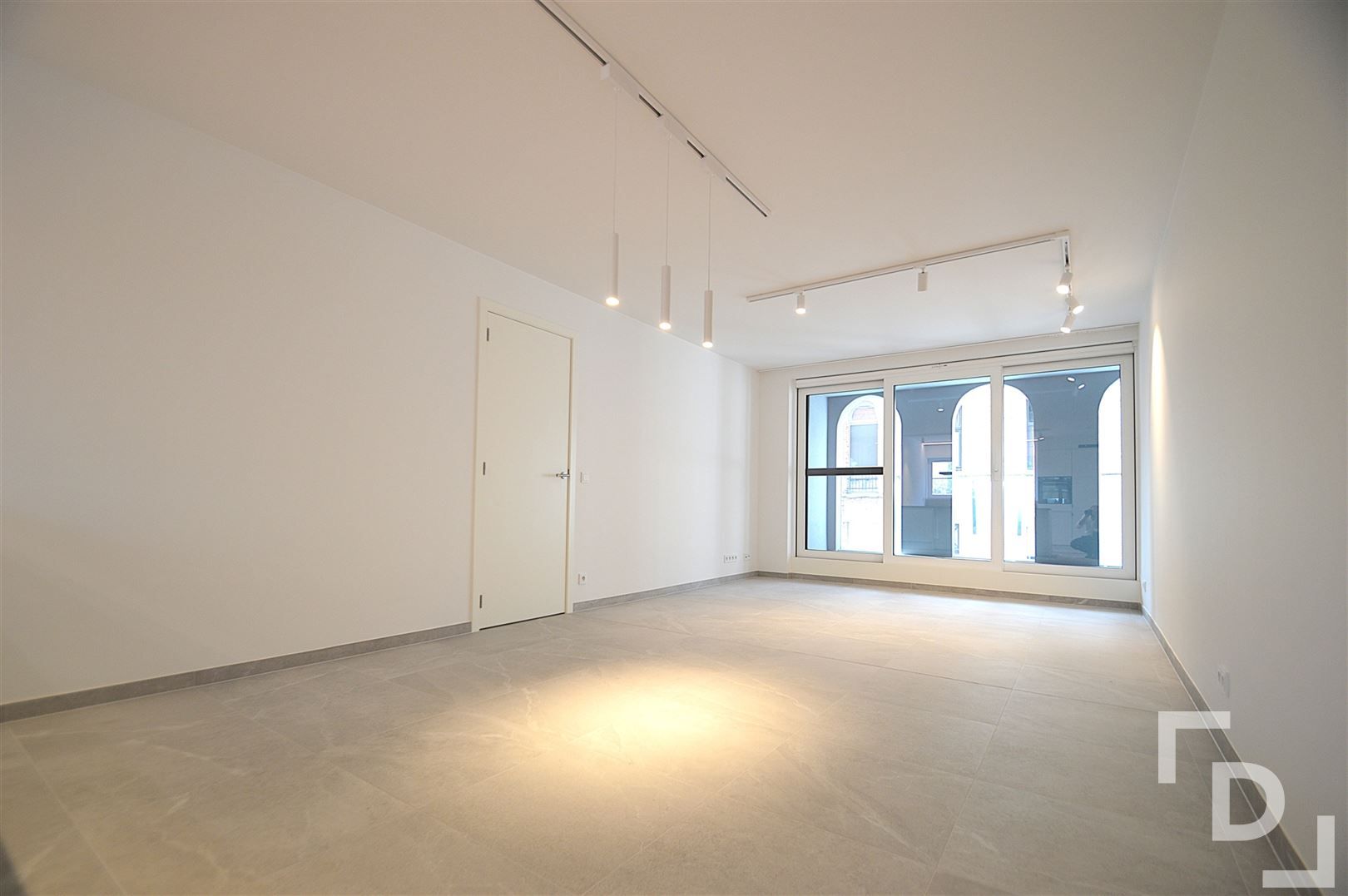 Nieuwbouwappartement van hoogwaardige afwerking met staanplaats te huur in centrum Ieper foto 2