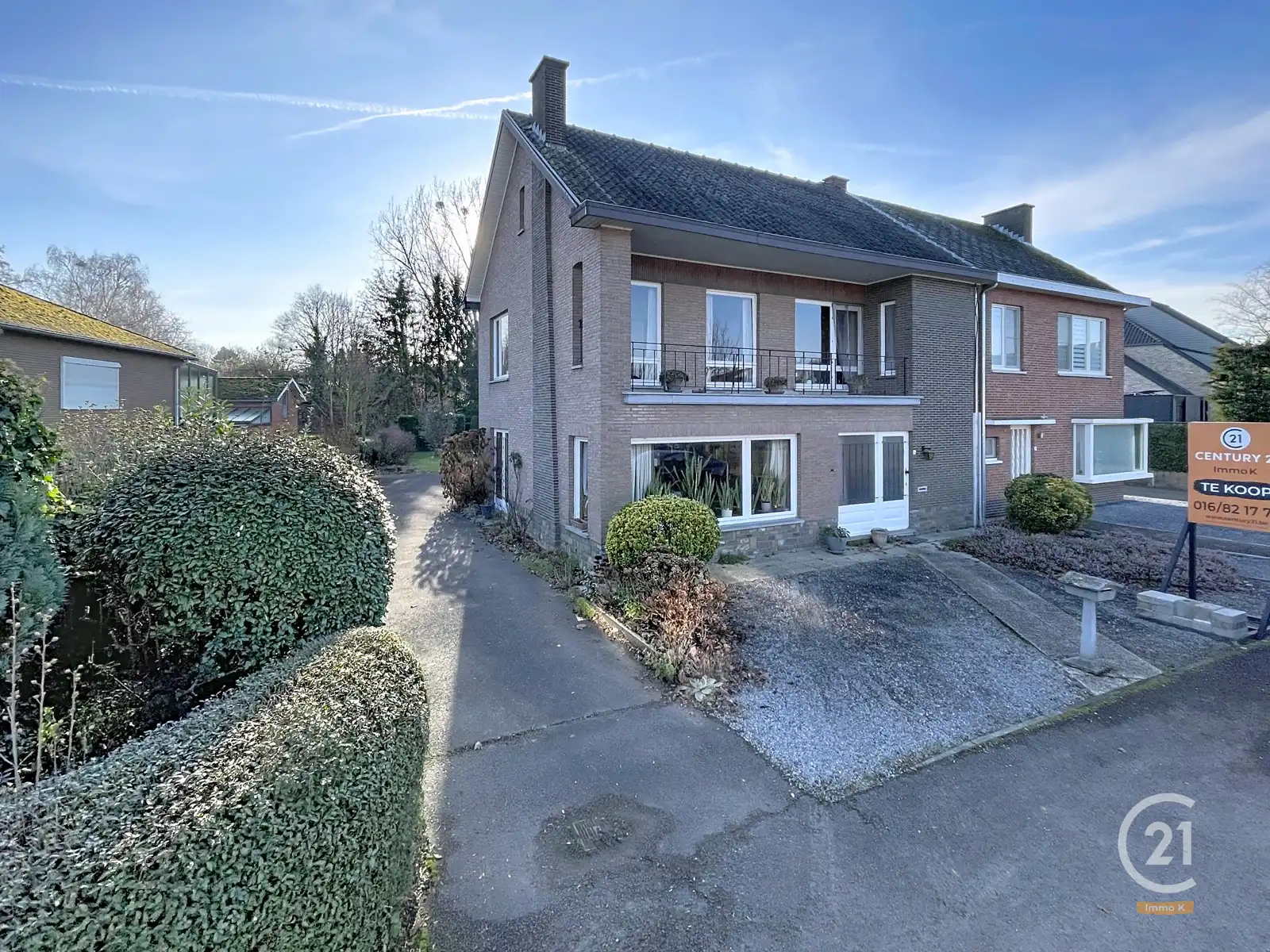 Hoofdfoto van de publicatie: Rustig gelegen, degelijk, op te frissen huis met potentieel 