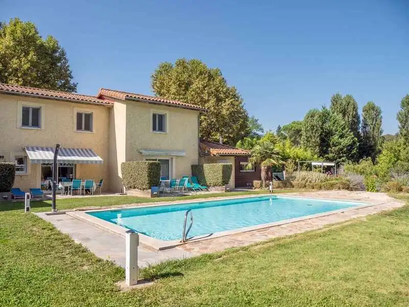 Gezellig Vakantiehuis met Uitzicht op Zwembad foto 13