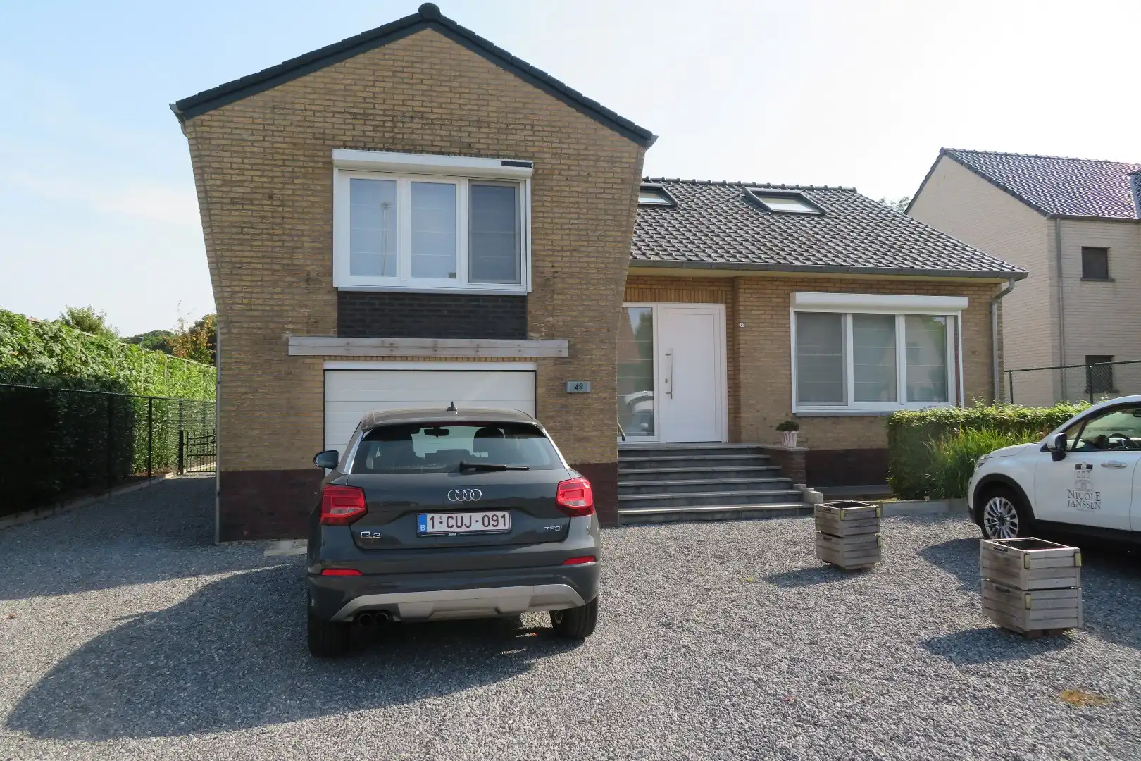 Compleet gerenoveerde gezinswoning met diepe tuin foto {{pictureIndex}}