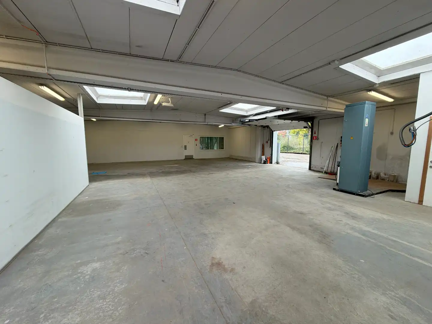 Magazijn met kantoren en buitenopslag te huur in Wilrijk foto 13