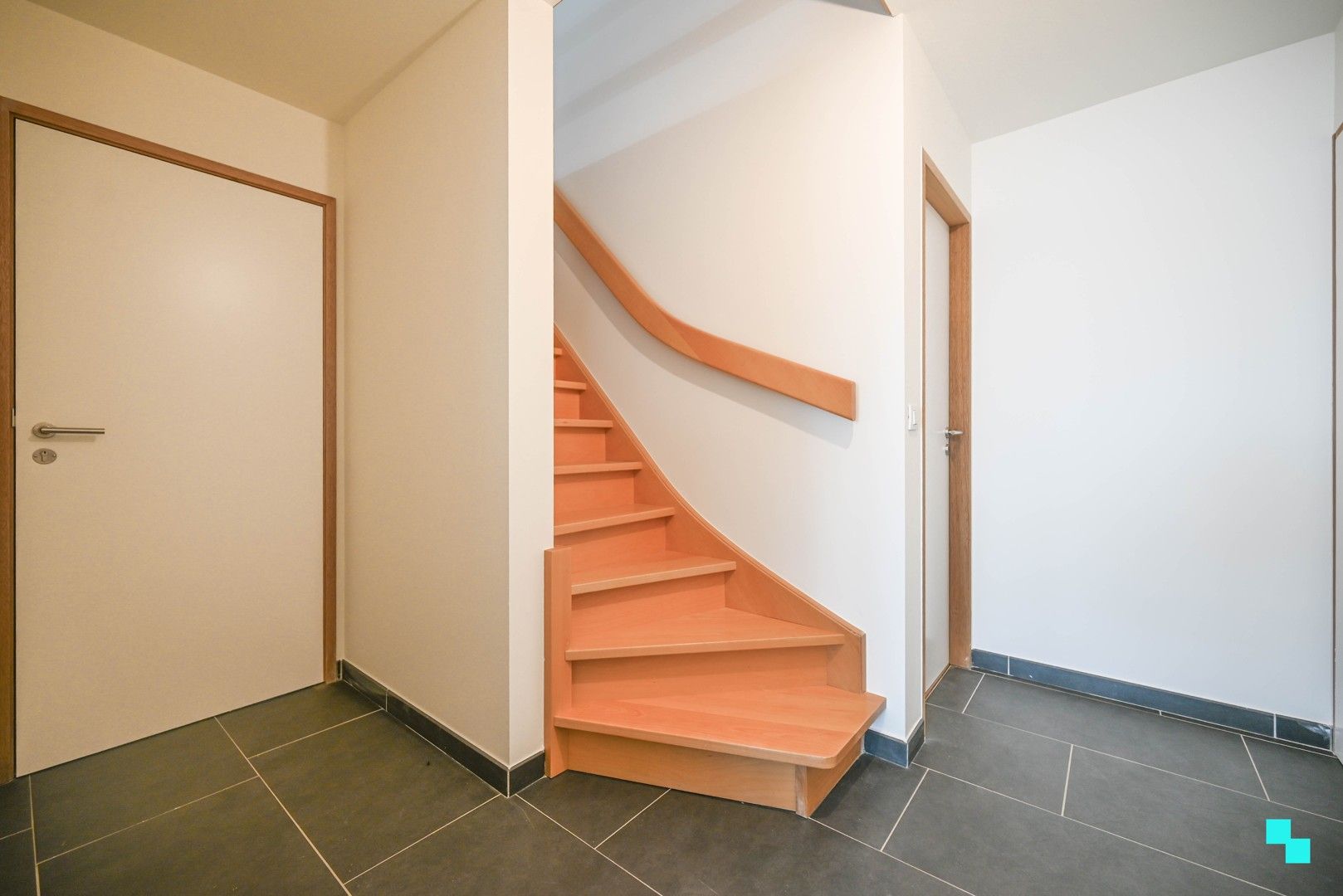 Uiterst kwalitatief tweeslaapkamerappartement met garagebox foto 2