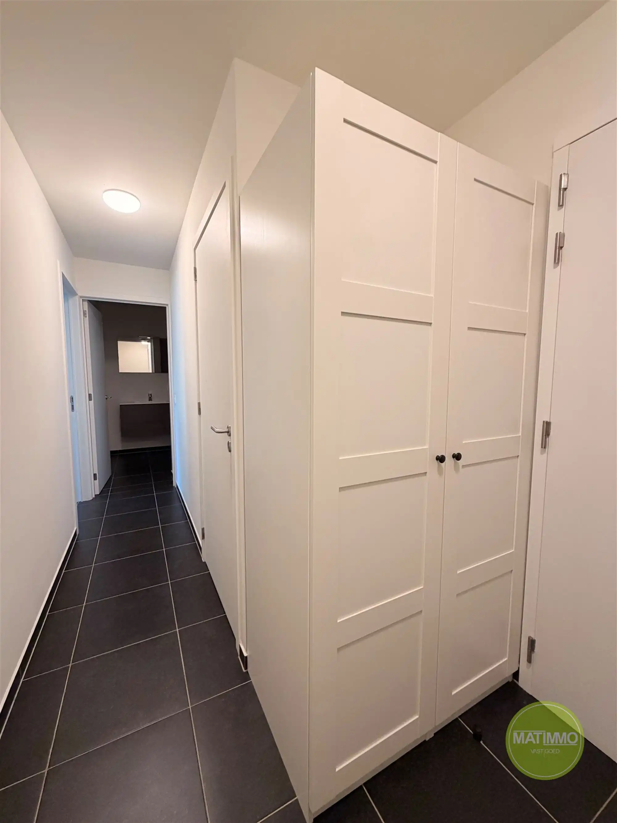 GELIJKVLOERS APPARTEMENT MET PRIVÉTUIN EN CARPORT IN MOL foto 8