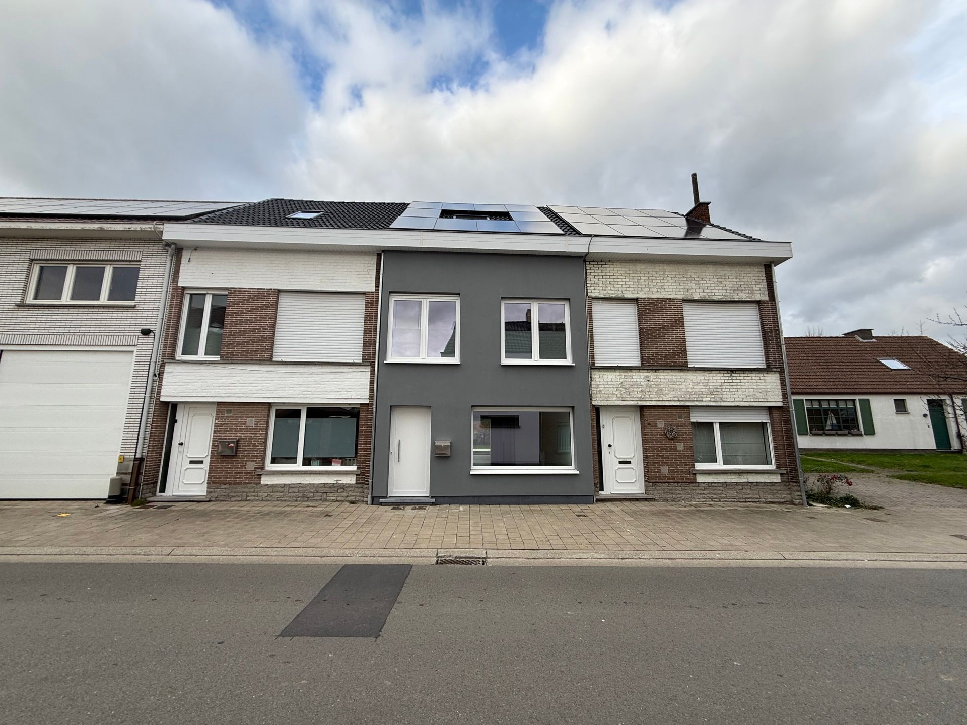 ERPE - MERE - Gerenoveerde rijwoning met tuin. foto {{pictureIndex}}