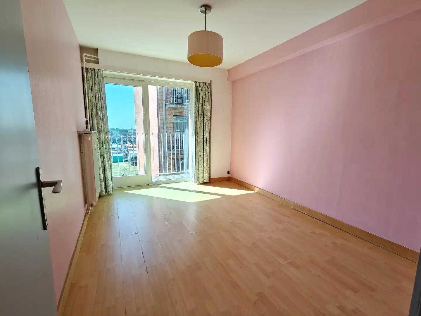 Lichtrijk appartement met panoramisch zeezicht aan de kust foto 9