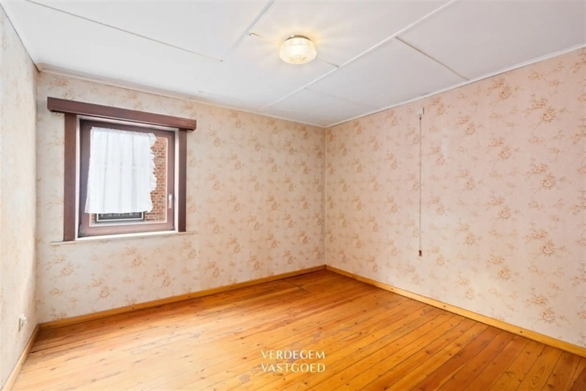 Halfopen woning met 2 slaapkamers, tuin en oprit naar achterliggende garage foto 13