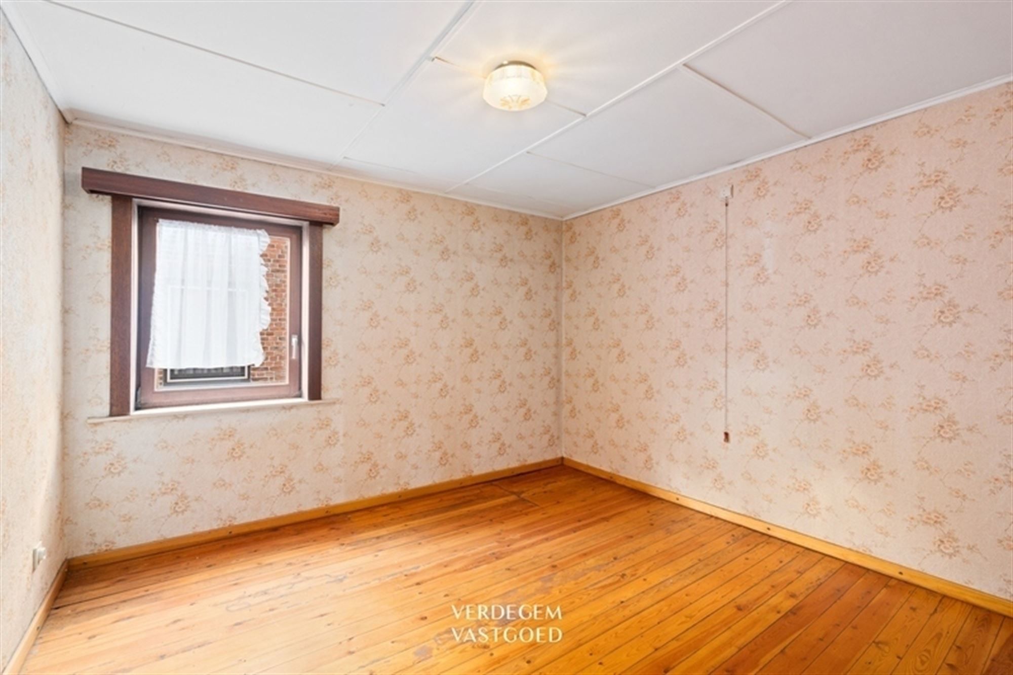 Halfopen woning met 2 slaapkamers, tuin en oprit naar achterliggende garage foto 13