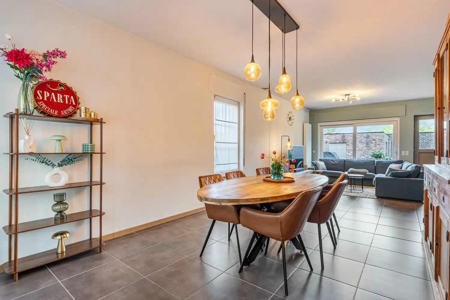 Goed gelegen, halfopen en energiezuinige woning met 3 slaapkamers, een bureau en een oprit met een garage te Kessel-Lo! foto 3