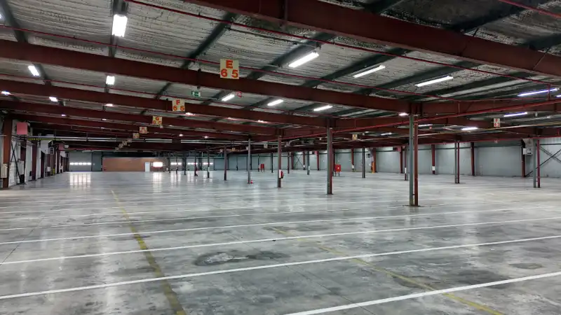 Magazijn met kantoren te huur foto {{pictureIndex}}