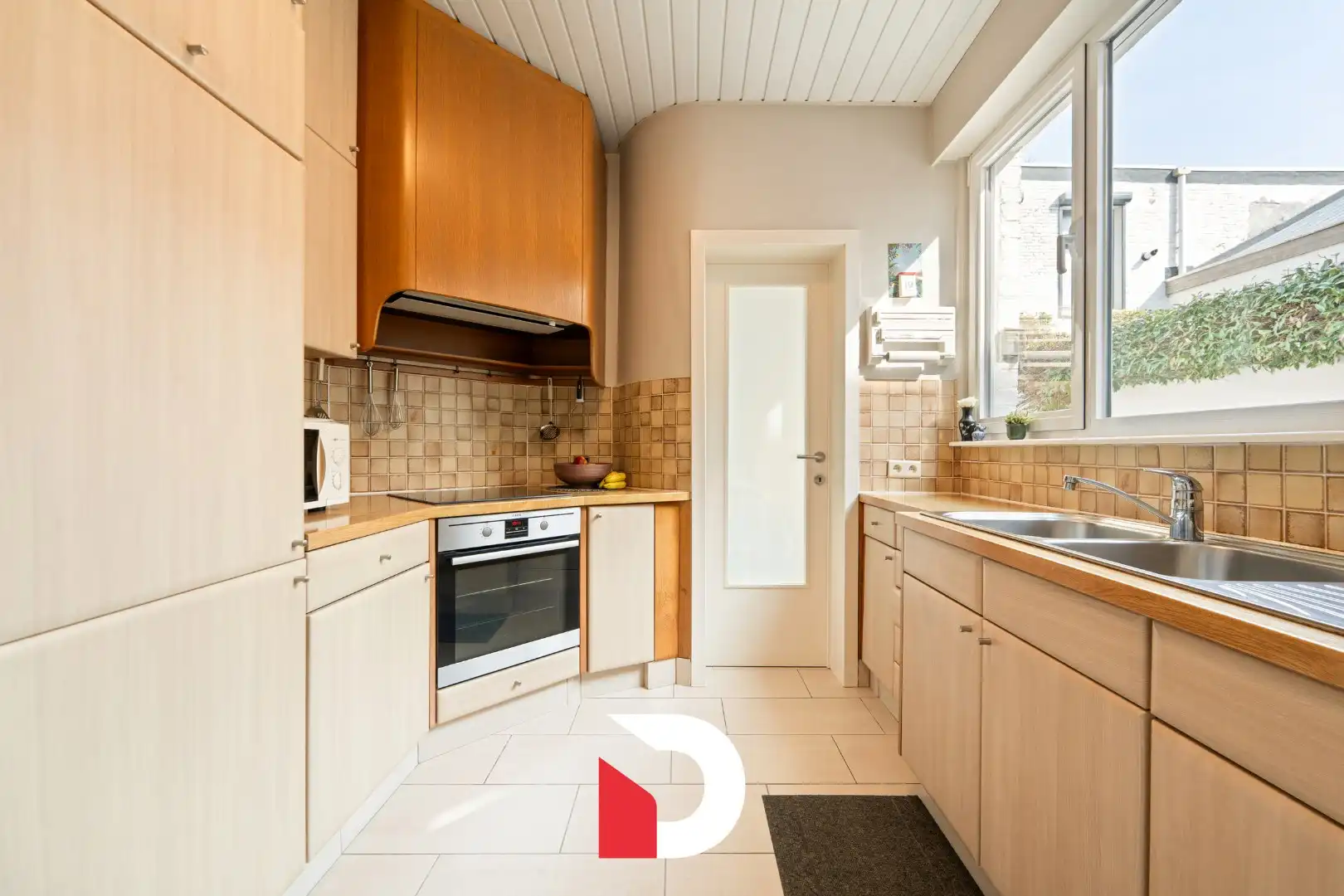 Riante burgerwoning te Kristus-Koning met 4 slk tuin en garagebox foto 12