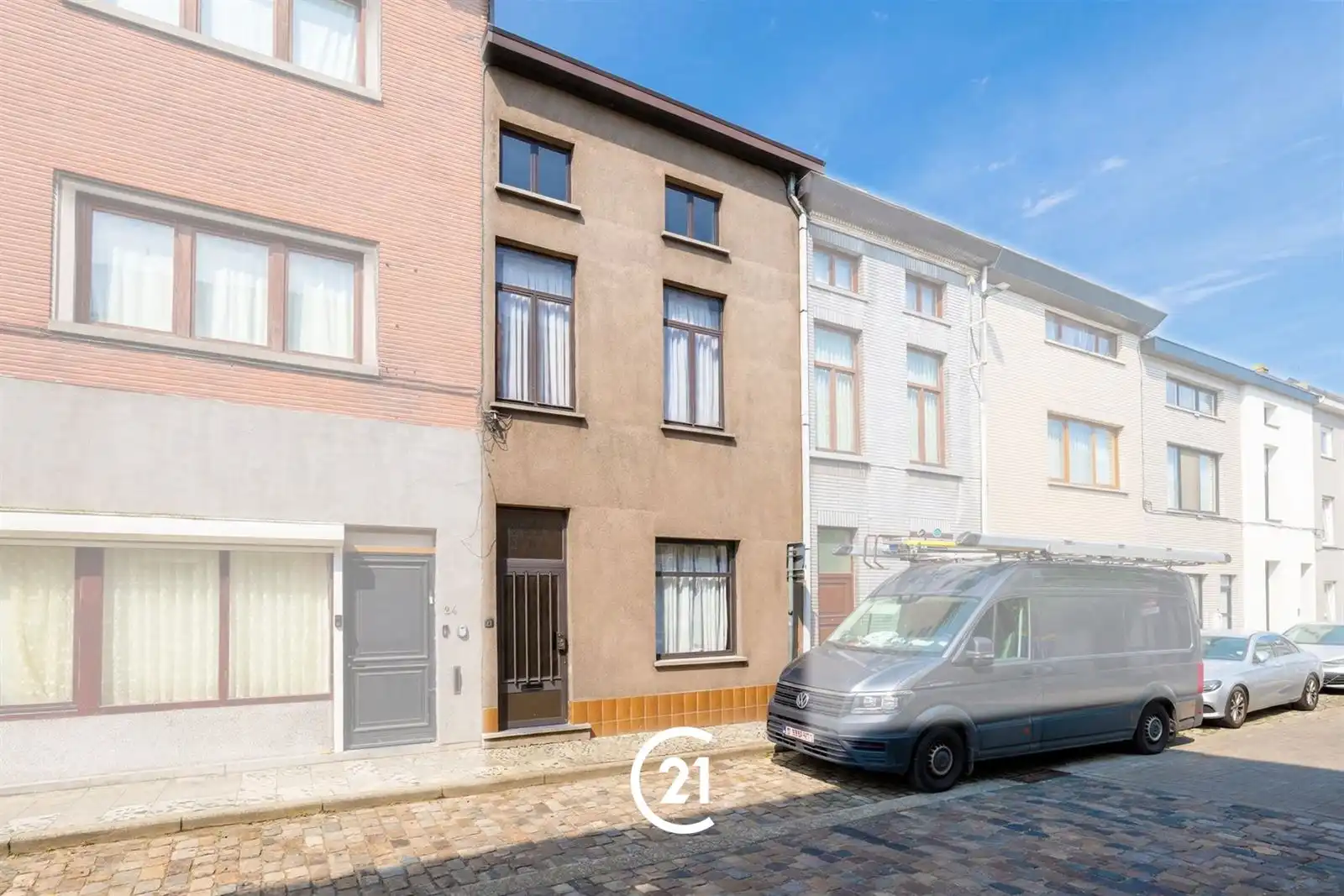 Gezinswoning met 4 slaapkamers nabij station Gent-Dampoort! foto {{pictureIndex}}