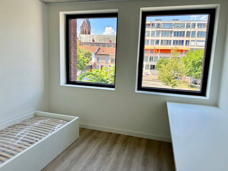 Nieuwe studentenkamer op een top locatie in centrum Kortrijk met zicht op plein. foto 3