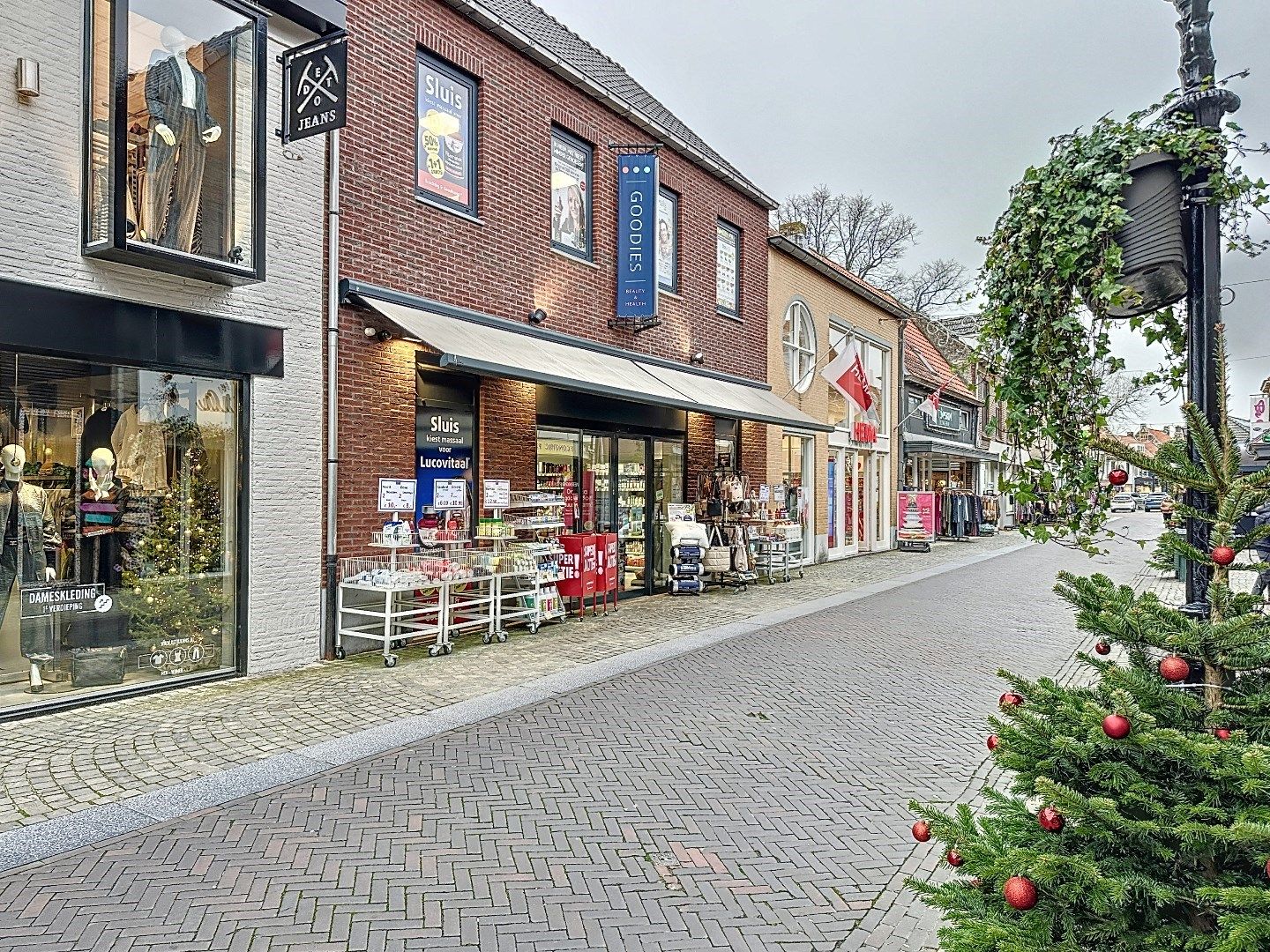 Ruim handelspand grenzend aan twee straten foto 11