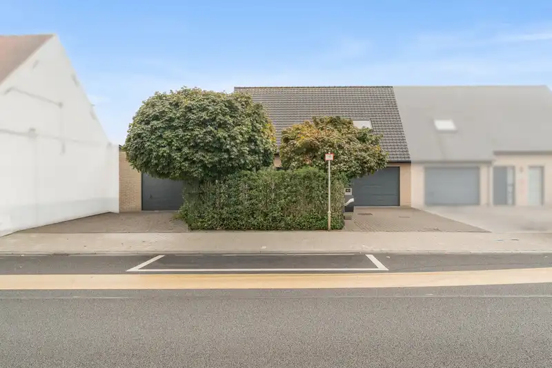 Instapklare gezinswoning op prachtig perceel van 800 m² foto {{pictureIndex}}