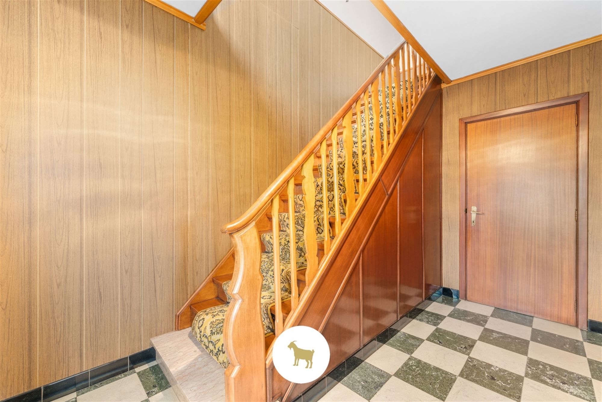 Te renoveren HALFOPEN WONING met 3 SLAAPKAMERS en GARAGE op een ruim PERCEEL GROND van 843m² foto 6