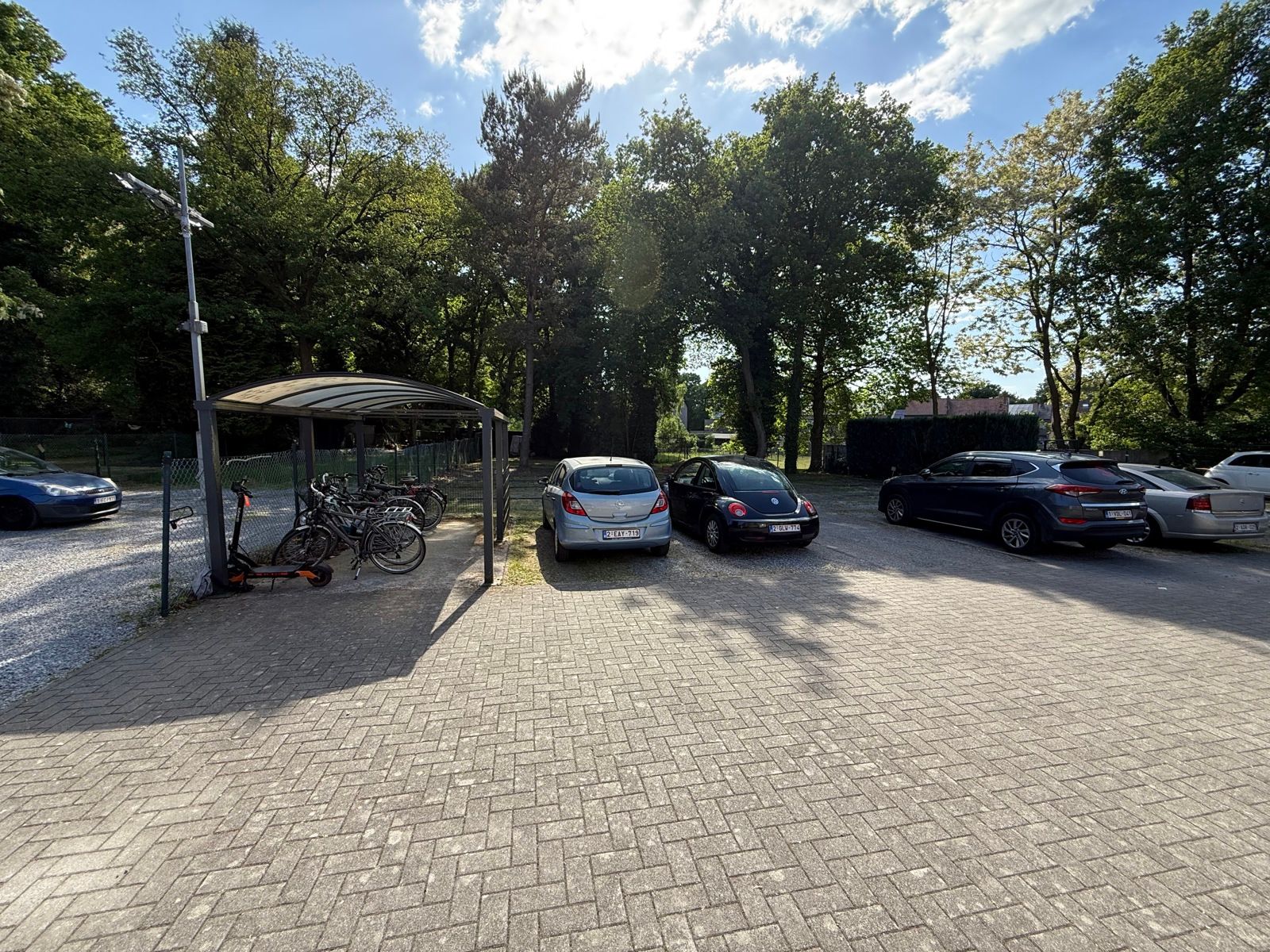 Instapklaar appartement met terras op toplocatie in Genk foto 19