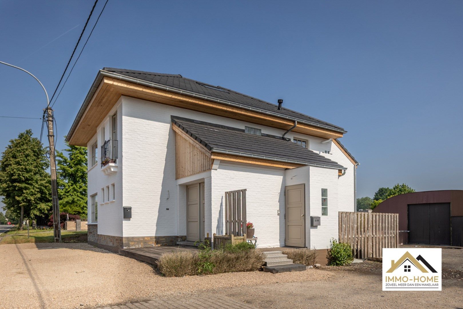 Eigendom( 2 appartementen) met loods en bijzonder veel potentieel foto 4