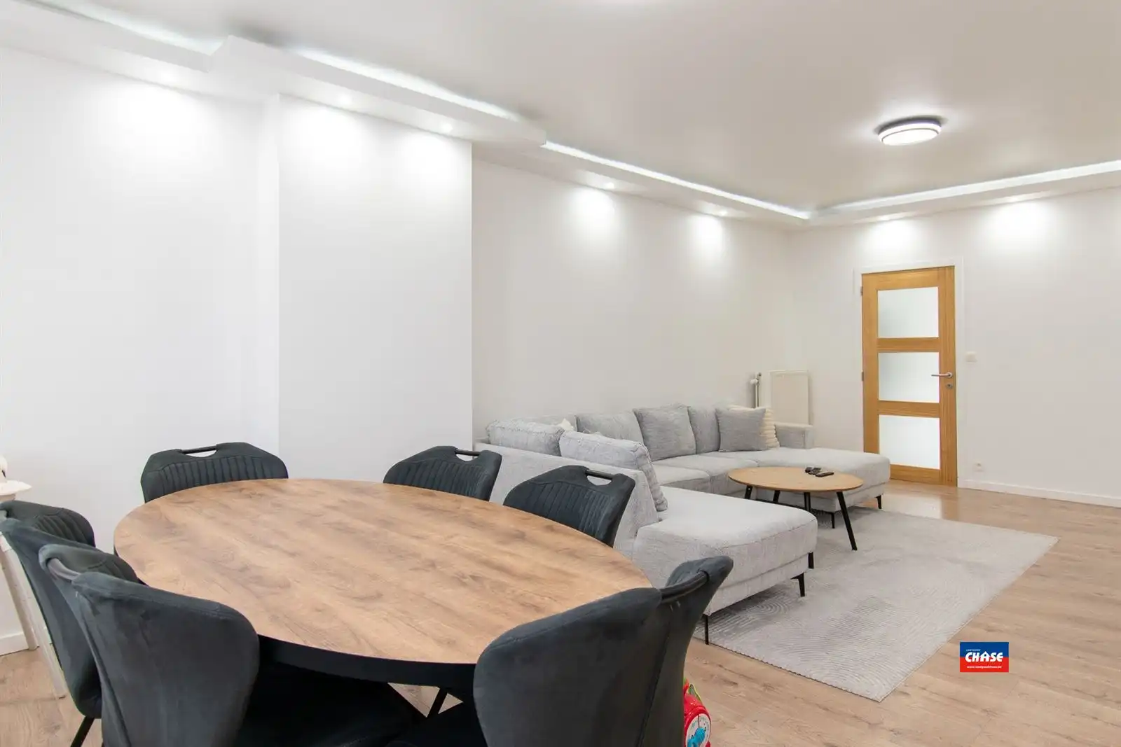 Gerenoveerd appartement met twee ruime slaapkamers en terras foto 11