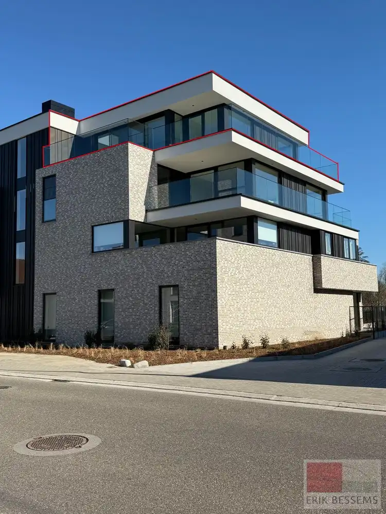 Modern nieuwbouwpenthouse van 140 m² met 2 slaapkamers, badkamer foto {{pictureIndex}}