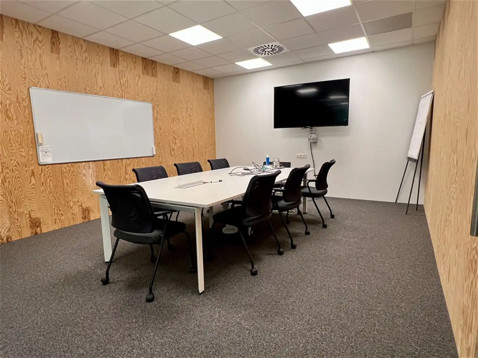 Ingericht kantoor met een overvloed aan natuurlijk lichtinval vlakbij de E40 foto 9