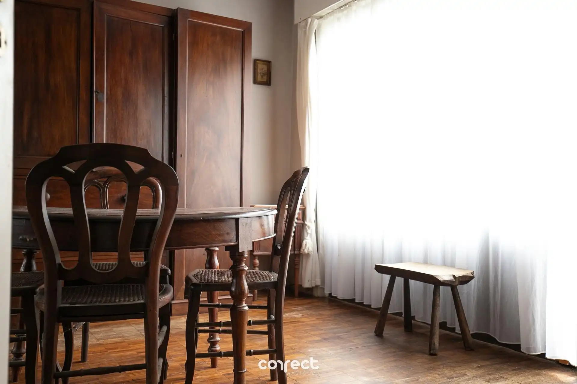 Halfopen bebouwing met 3 slaapkamers, oprit, en zonnige tuin. foto 4