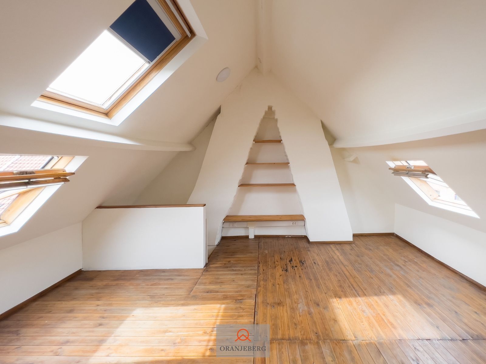 Ruime gerenoveerde burgerwoning nabij de Visserij foto 33