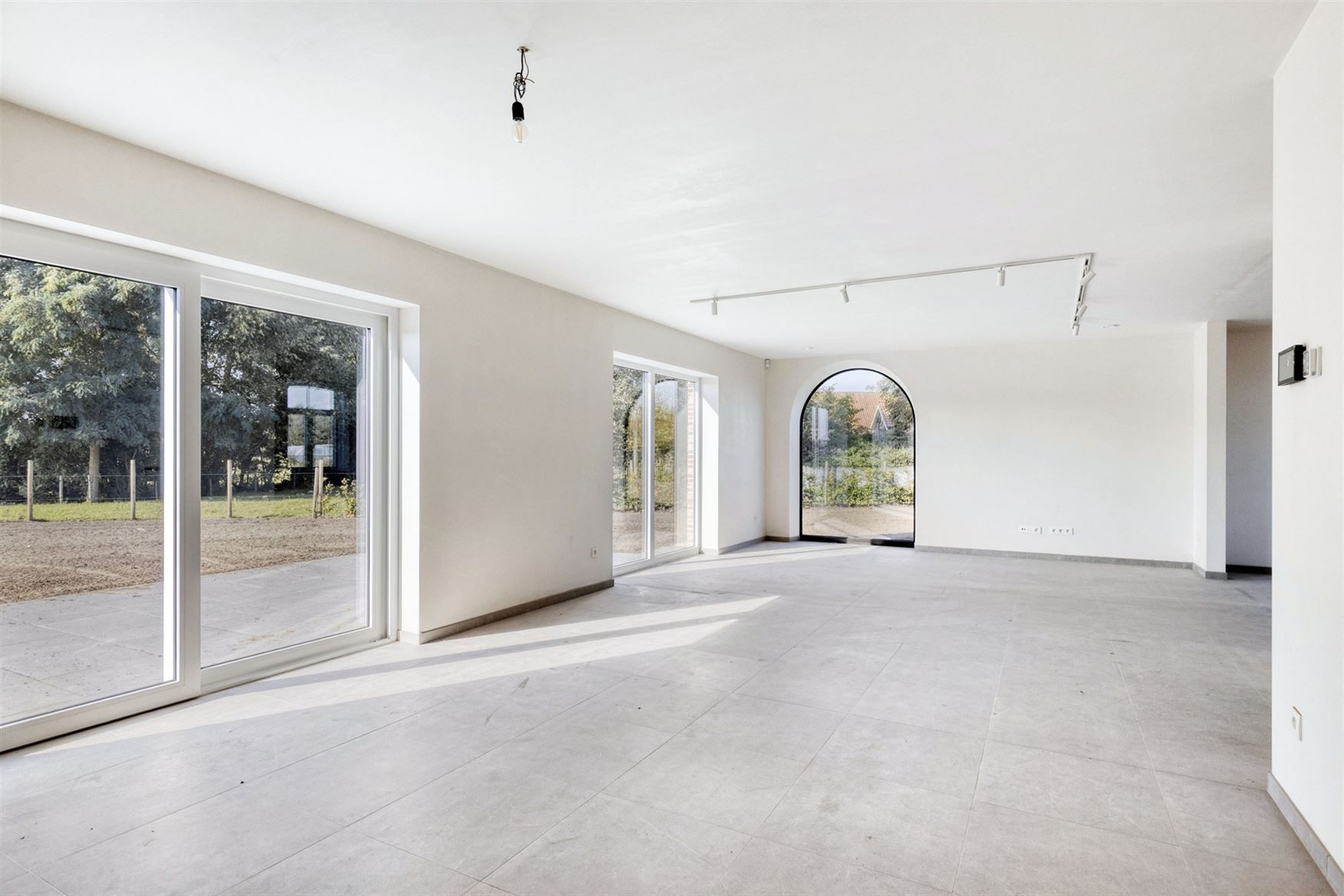 Zeer ruime nieuwbouwwoning gelegen op een groot zonnig perceel foto {{pictureIndex}}