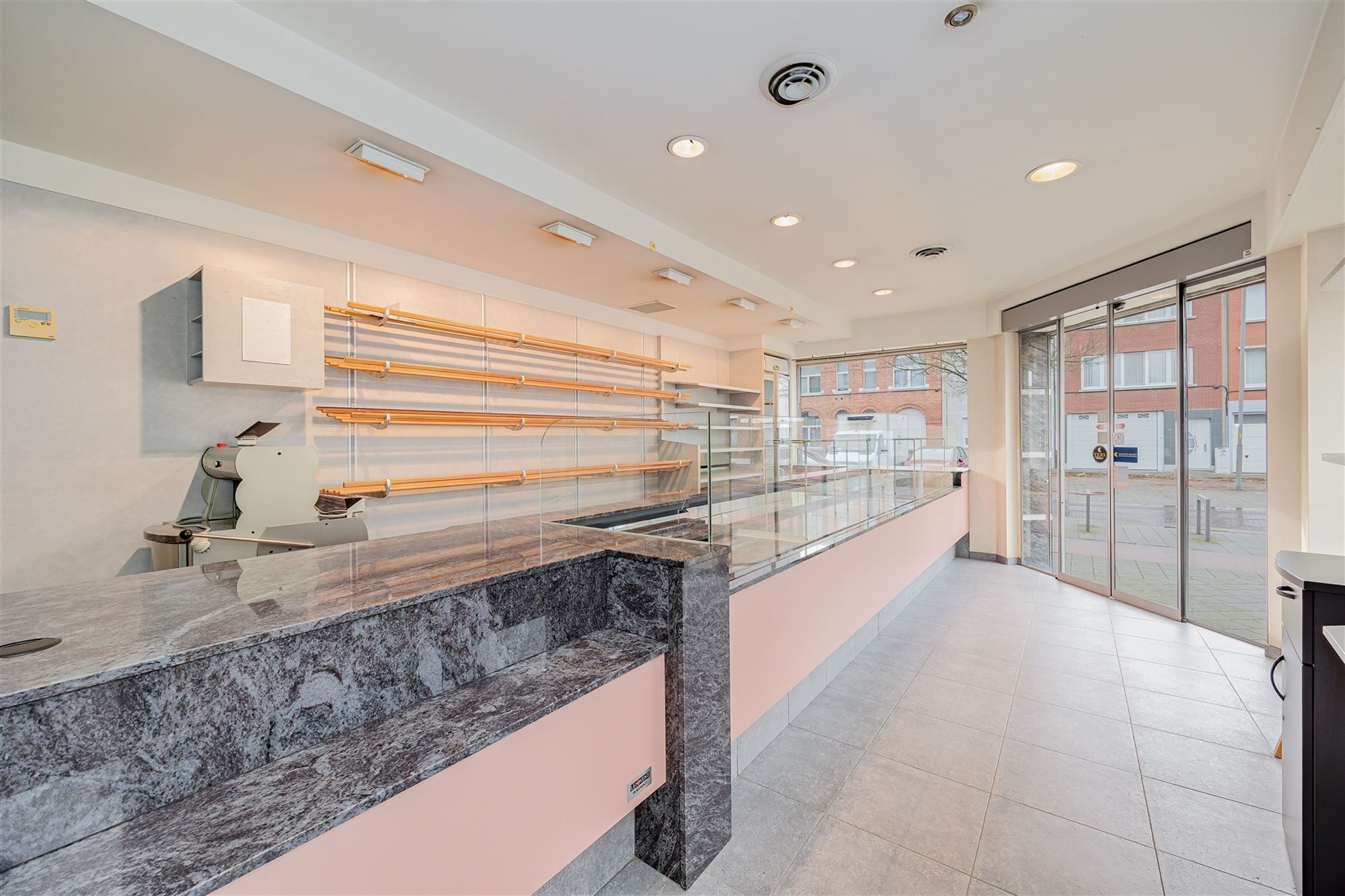 Uniek hoekperceel met handelshuis + garage + appt foto 11