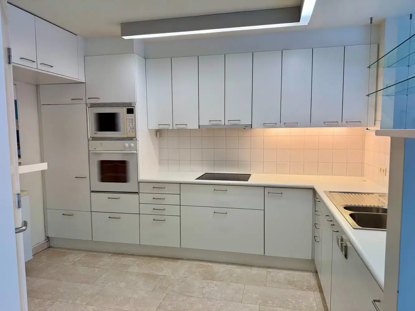 Binnen de grote ring, comfortabel appartement met autostandplaats en ruime kelder. foto 3