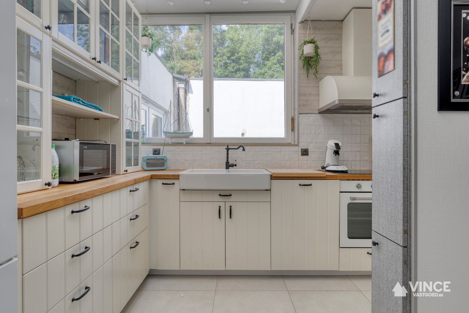 Woning met ruim magazijn foto 8