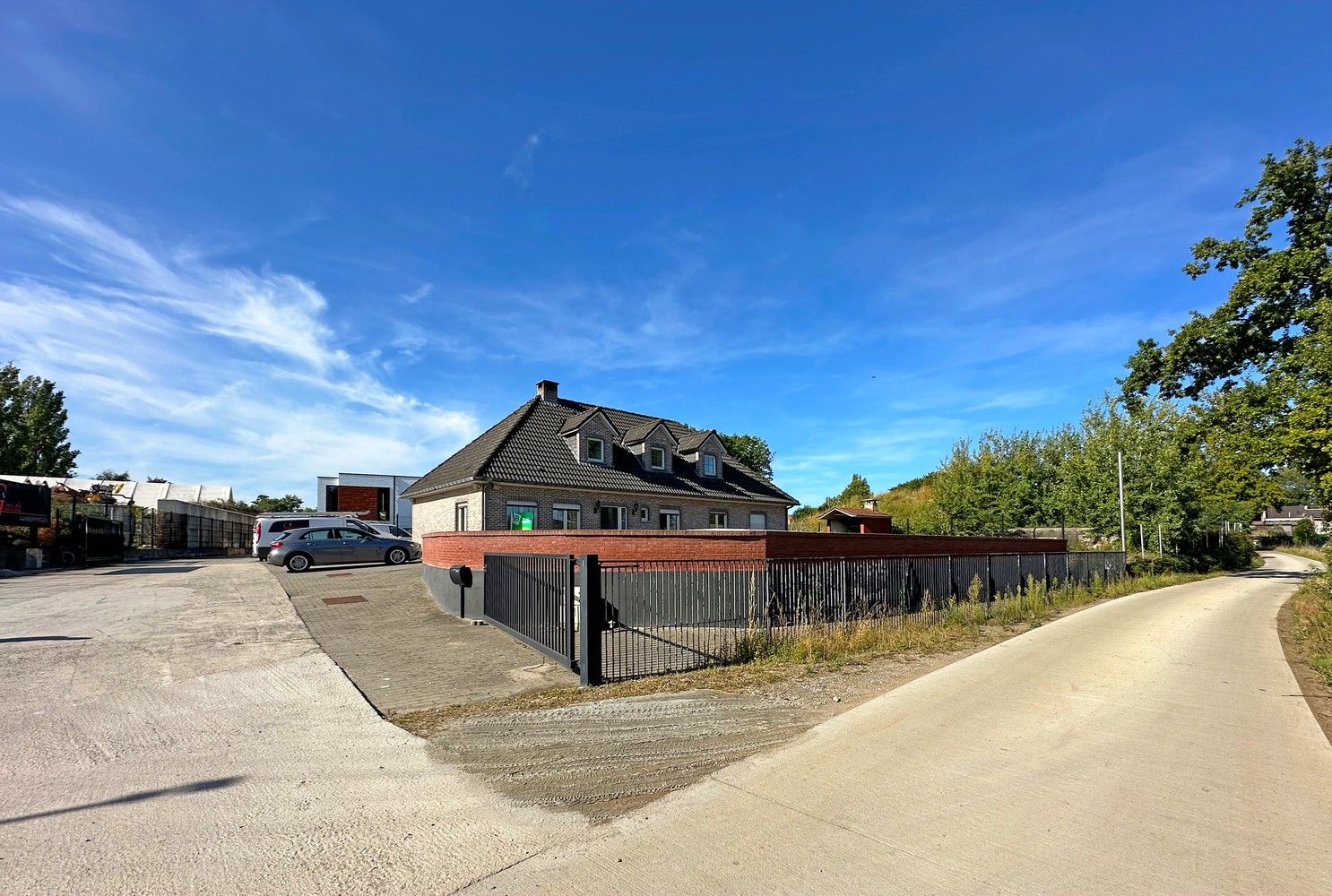 Zeer ruime woning met 4 slaapkamers, groot terras en 2 autostaanplaatsen! foto 2