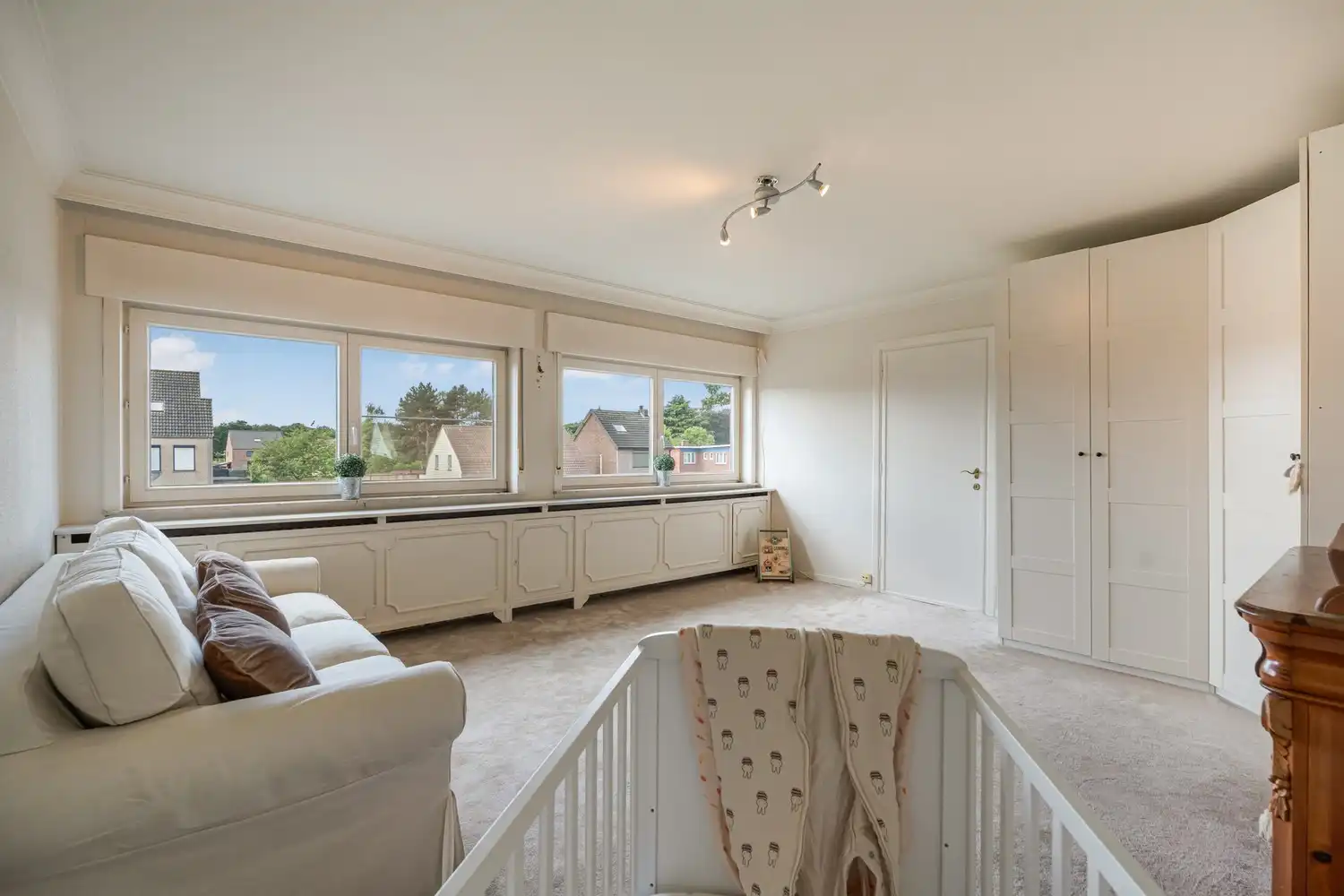 Verrassend ruime villa met 5 slaapkamers, praktijkruimte, zwembad en eindeloze mogelijkheden foto 18