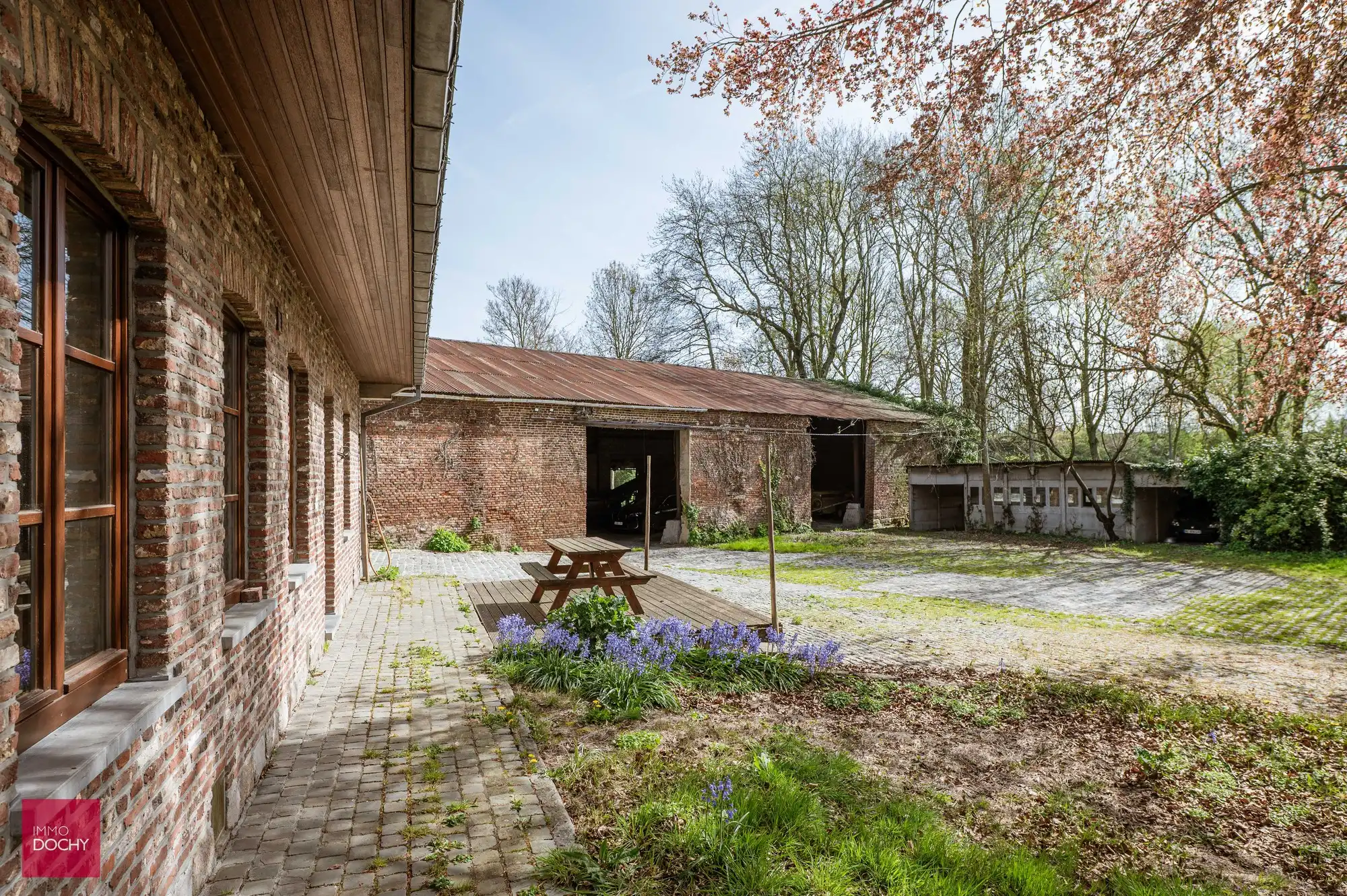Historische omwalde hoeve met verschillende bijgebouwen foto 14