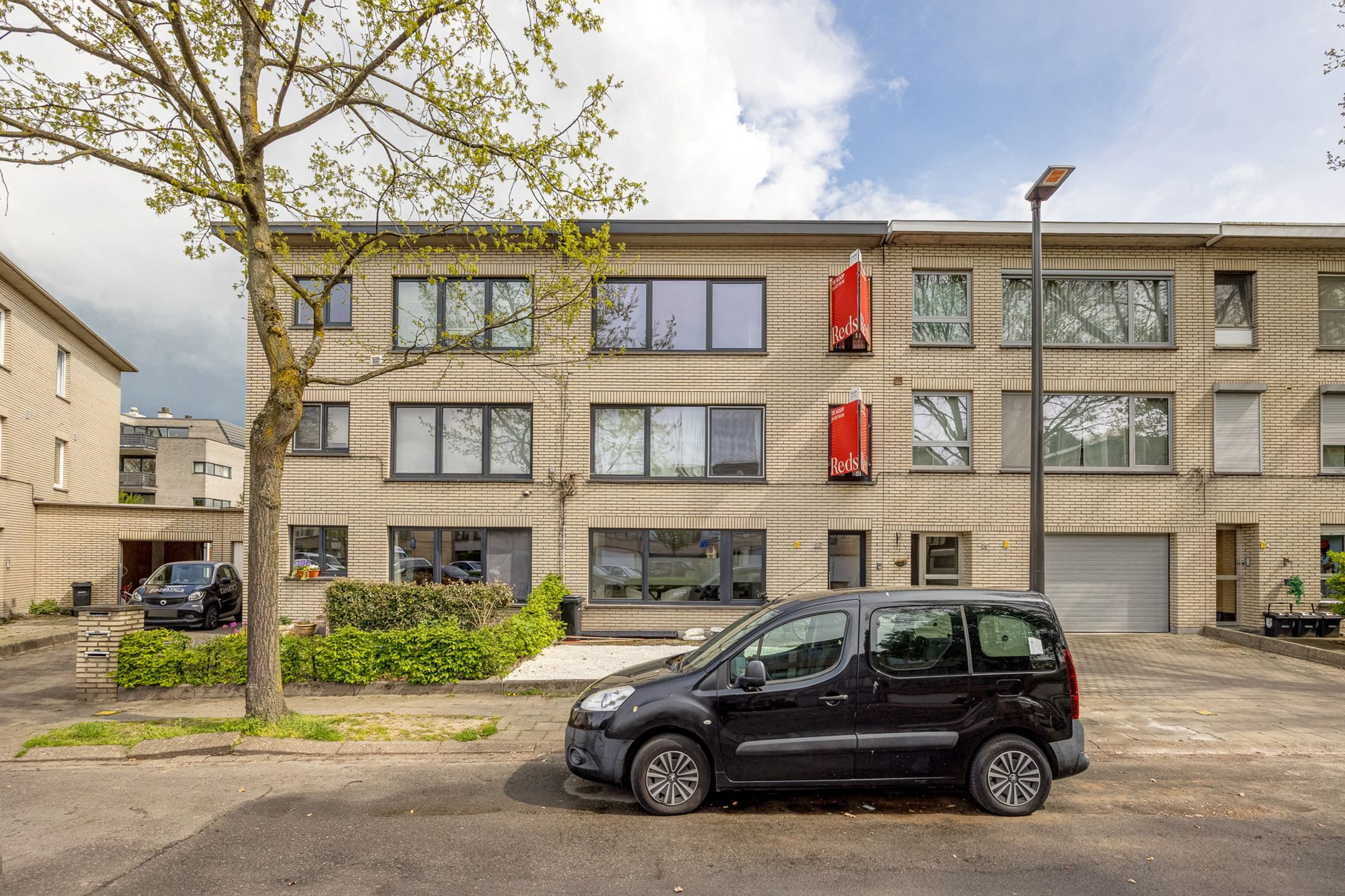 Gerenoveerd gelijkvloers appartement met tuin foto 2