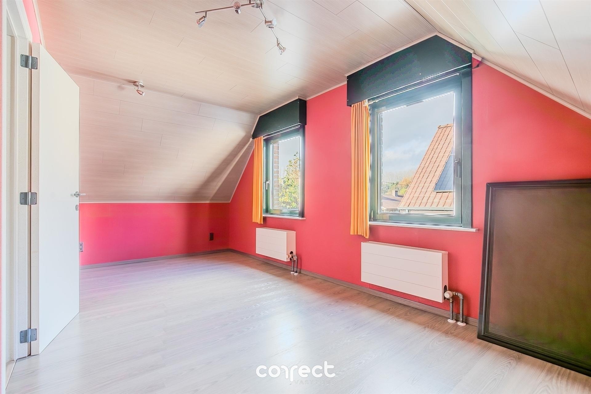 Instapklare open bebouwing met garage, ruime tuin met werkplaats/stallingen. foto 10