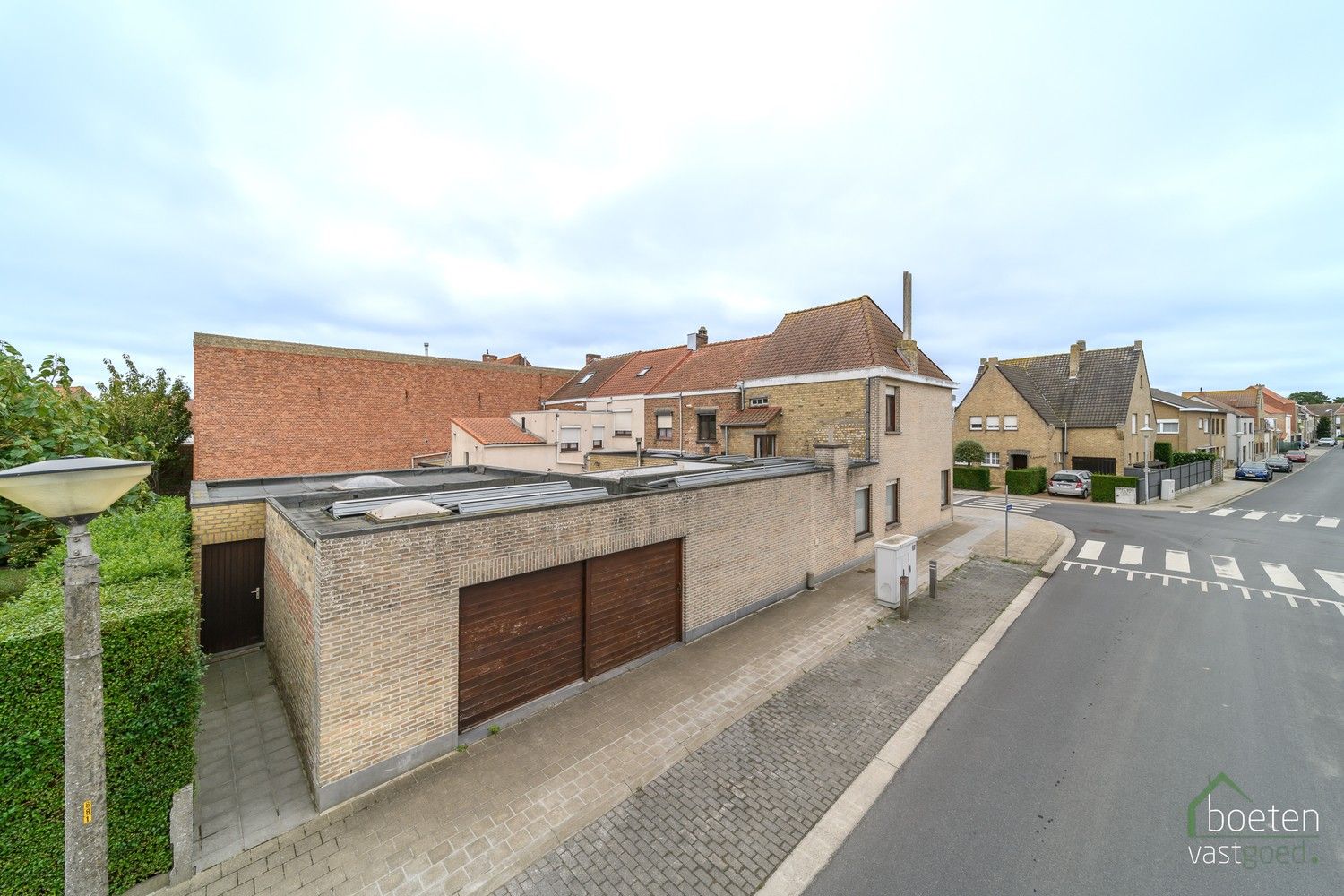 VEURNE: Heel degelijk woonhuis, met zeker enkele nodige werken maar anderzijds ook met leefbaar comfort, 4 slpks, zonnig terras en dubbele garage. foto 19