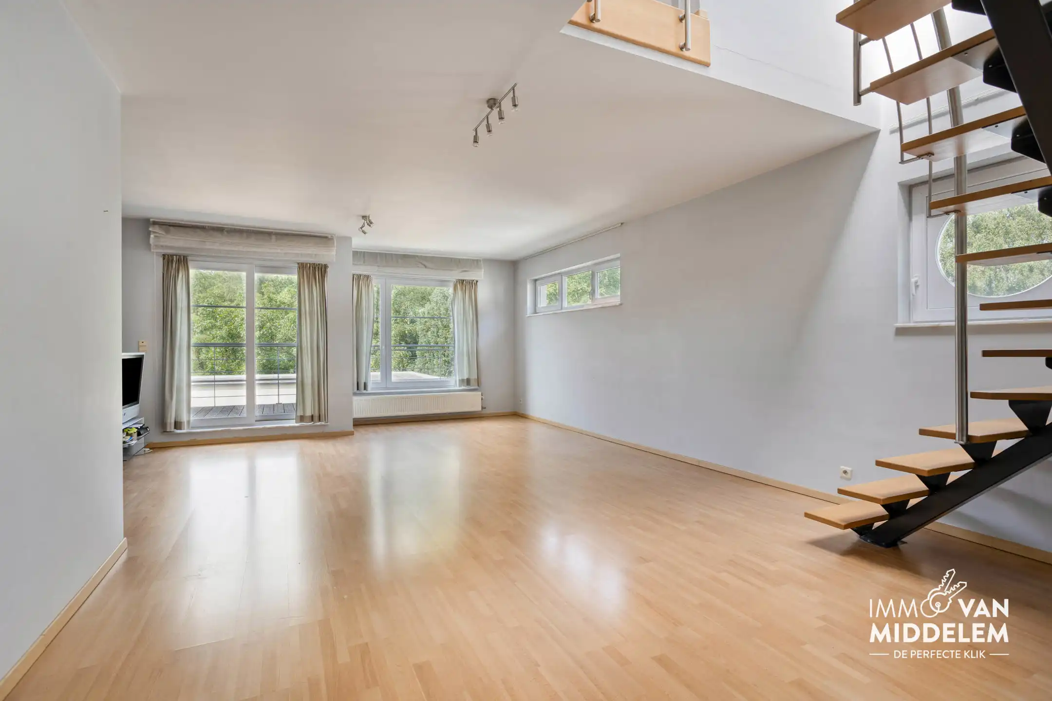 DUPLEXAPPARTEMENT MET 3 SLAAPKAMERS, GARAGE EN BERGING foto {{pictureIndex}}