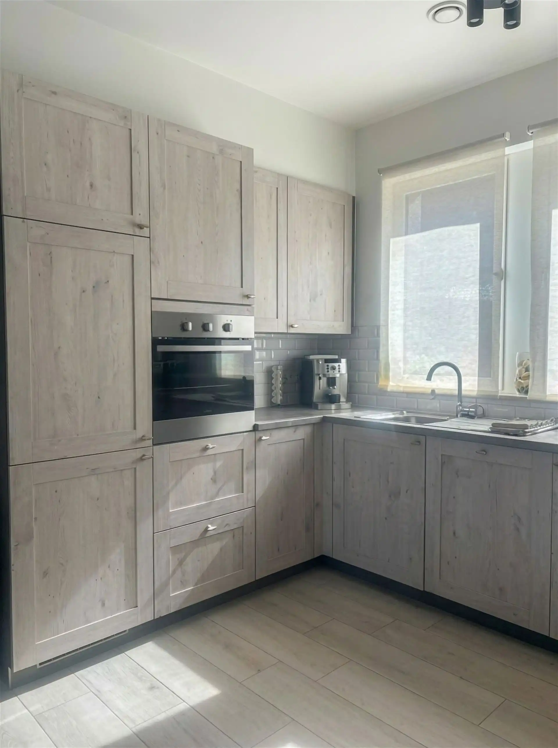 Instapklare, energiezuinige starterswoning met 2 slaapkamers, tuintje en ondergrondse parking op toplocatie in Maasmechelen! foto 6